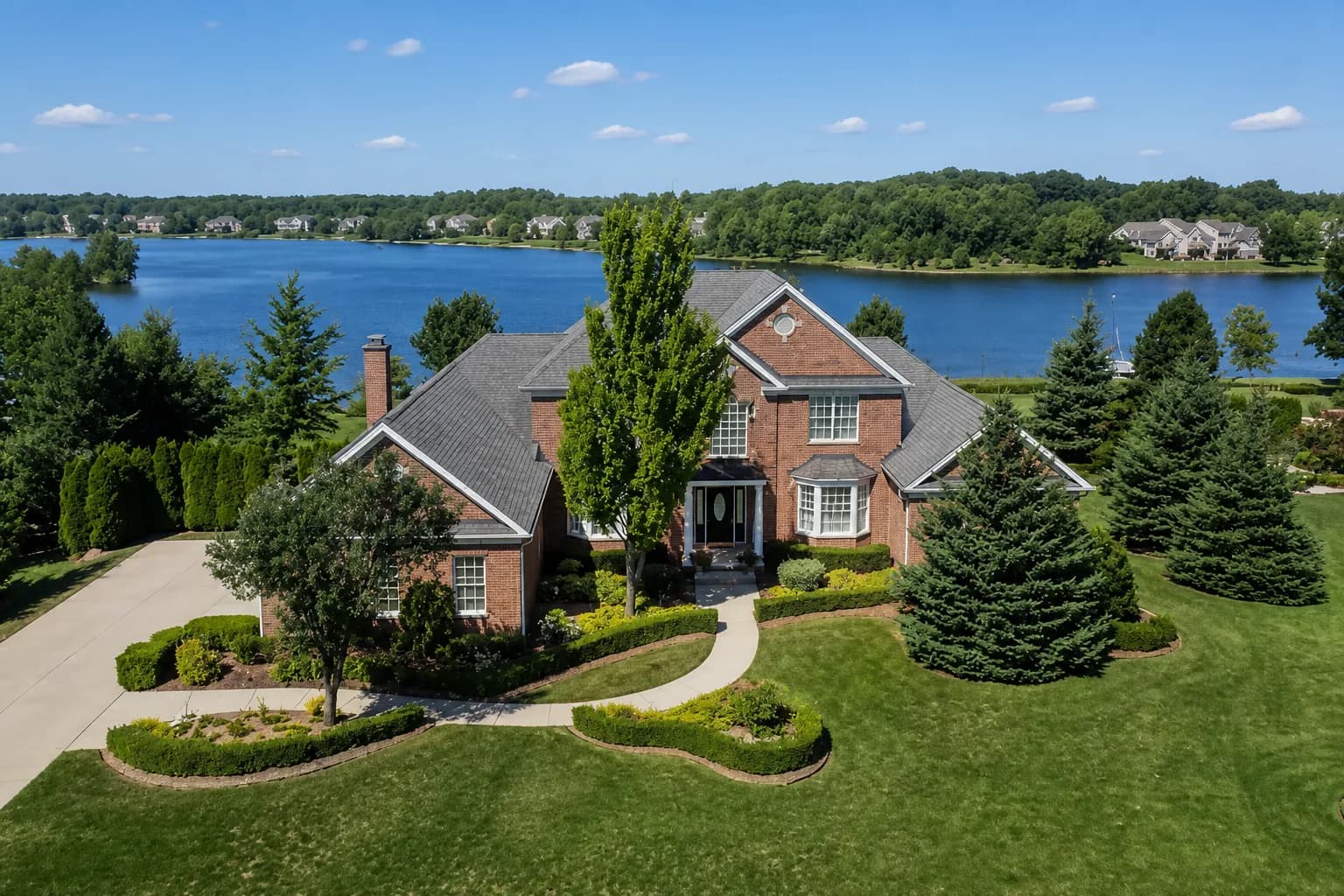Novi, Michigan lakefront homes